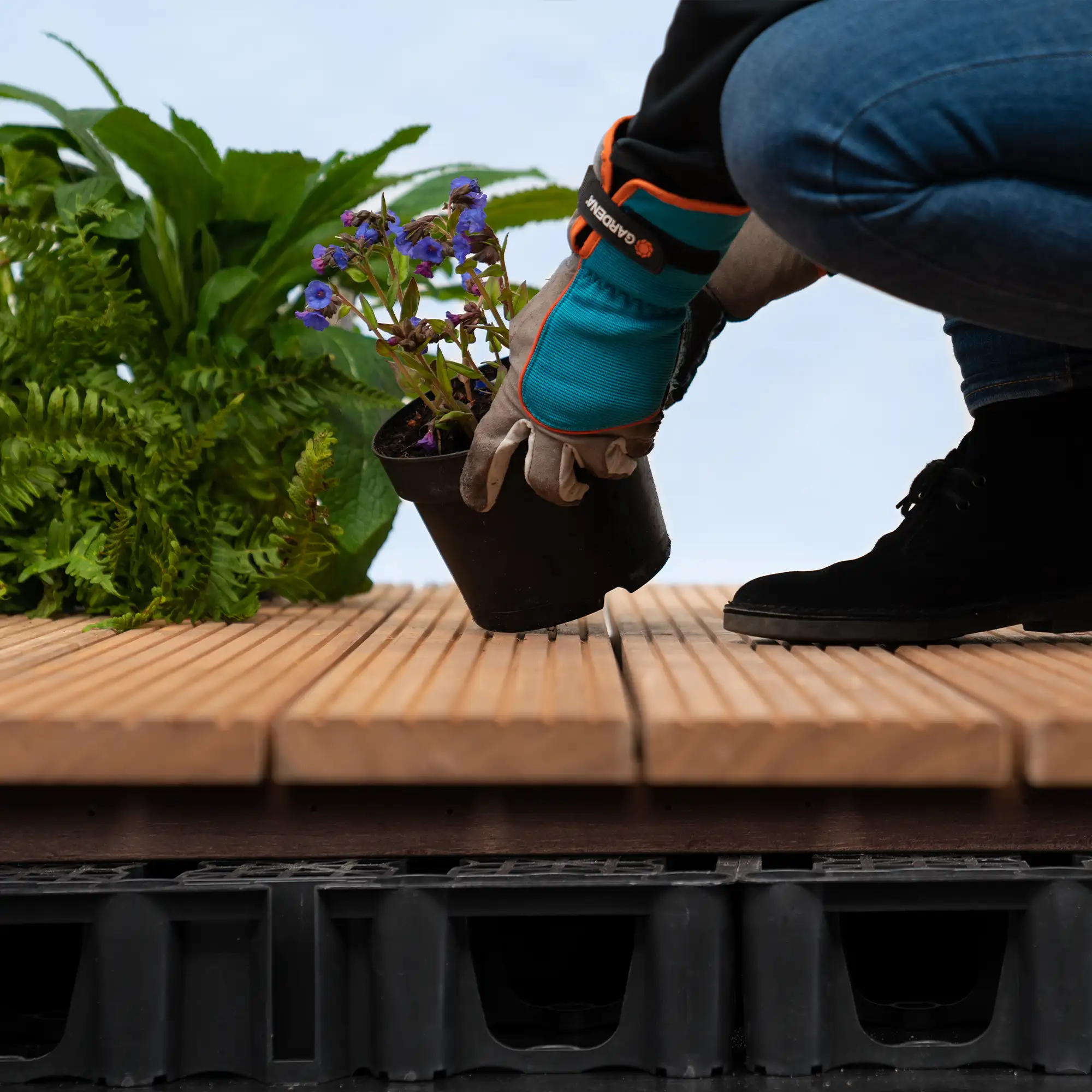 waterbergende tuin met vlonder hout basic